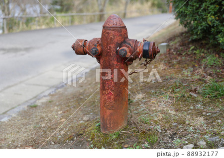 古びた　看板　二枚　消火栓 古びた 看板 二枚 消火栓