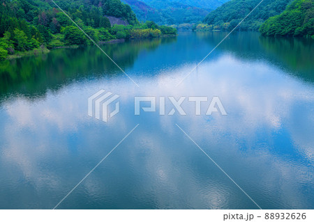 草木ダム　静かな草木湖 　草木橋からの眺め　初夏の風景　　　 88932626