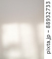壁に映る影と光 88932733