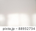 壁に映る影と光 88932734