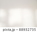 壁に映る影と光 88932735