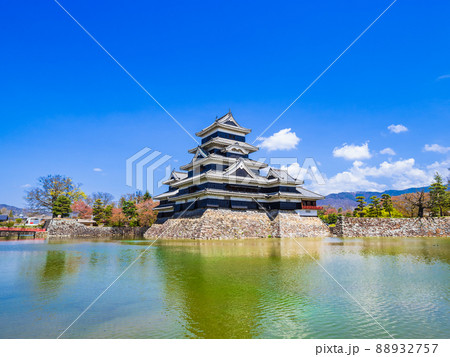 国宝 春の松本城 国宝 春の松本城 88932757
