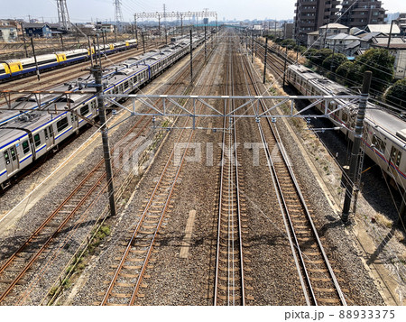 幕張車両基地付近を走行する京成電鉄の電車 幕張車両基地付近を走行する京成電鉄の電車 88933375
