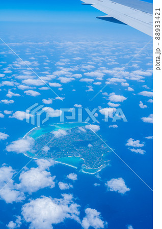 飛行機で上空から与論島と青い空と青い海を撮影 88933421