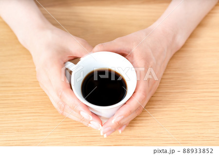 コーヒーカップを持つ女性の手元【パーツカット】 コーヒーカップを持つ女性の手元【パーツカット】 88933852
