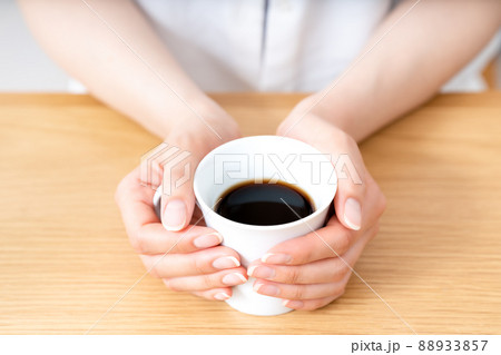 コーヒーカップを持つ女性の手元【パーツカット】 コーヒーカップを持つ女性の手元【パーツカット】 88933857