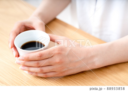 コーヒーカップを持つ女性の手元【パーツカット】 88933858