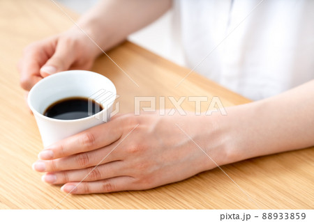 コーヒーカップを持つ女性の手元【パーツカット】 コーヒーカップを持つ女性の手元【パーツカット】 88933859