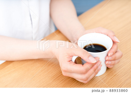 コーヒーカップを持つ女性の手元【パーツカット】 88933860
