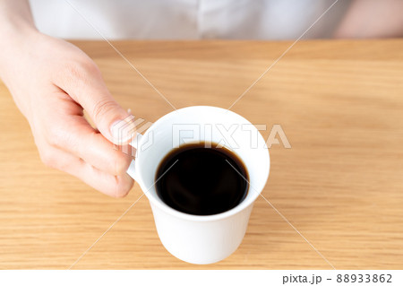 コーヒーカップを持つ女性の手元【パーツカット】 コーヒーカップを持つ女性の手元【パーツカット】 88933862