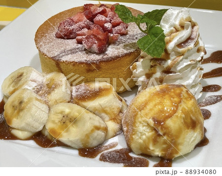 バナナとパンケーキとアイスクリーム 88934080