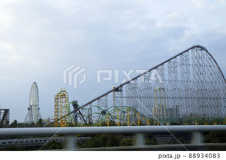 伊勢湾岸道から見たナガシマスパーランド(開園前) 伊勢湾岸道から見たナガシマスパーランド(開園前) 88934083