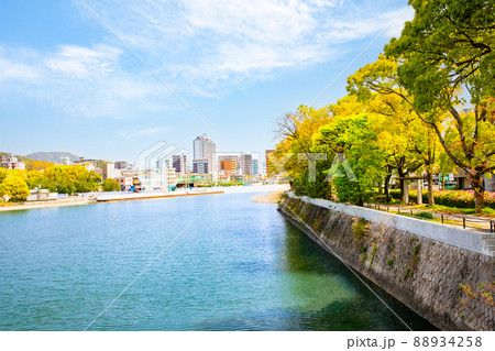川の見える市街地風景です。横川駅や中広町方面が映っています。明るい市街地背景にどうぞ。広島市 88934258