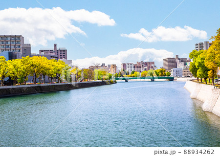 川の見える市街地風景です。中広大橋から川下方面を映しています。明るい市街地背景にどうぞ。広島市 88934262