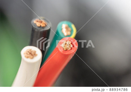 機械に配線するため加工中のケーブル 機械に配線するため加工中のケーブル 88934786