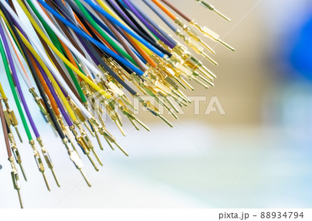 機械に配線するため加工中のケーブル 機械に配線するため加工中のケーブル 88934794