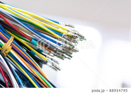 機械に配線するため加工中のケーブル 機械に配線するため加工中のケーブル 88934795