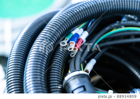 機械に配線するため加工中のケーブル 機械に配線するため加工中のケーブル 88934809