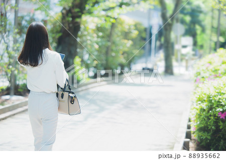 女性　新緑 88935662