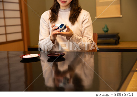 旅館でくつろぐ女性 trip 旅館でくつろぐ女性 trip 88935711