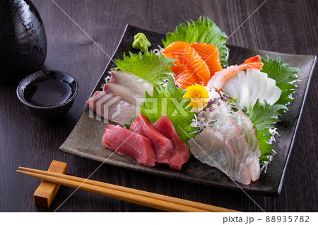 刺身の盛合せと日本酒 刺身の盛合せと日本酒 88935782