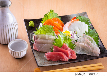 刺身の盛合せと日本酒 刺身の盛合せと日本酒 88935880