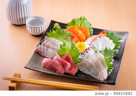 刺身の盛合せと日本酒 刺身の盛合せと日本酒 88935882