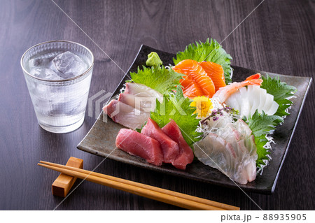 刺身の盛合せと焼酎 88935905