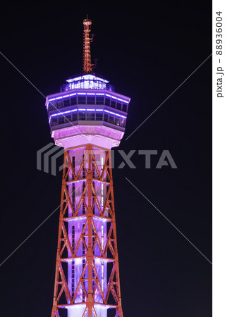 綺麗にライトアップされた博多ポートタワー 綺麗にライトアップされた博多ポートタワー 88936004