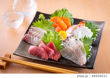 刺身の盛合せと冷酒 刺身の盛合せと冷酒 88936031
