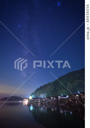 伊根の舟屋からの天の川 88936056