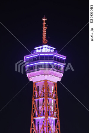 綺麗にライトアップされた博多ポートタワー 綺麗にライトアップされた博多ポートタワー 88936065