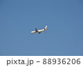青空を飛ぶ飛行機（大阪府大阪市） 88936206