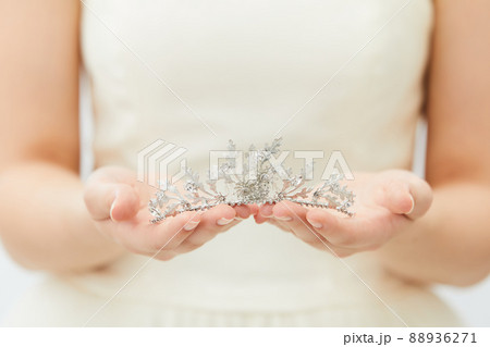 ティアラを手に持つブライダルビューティーショット  88936271