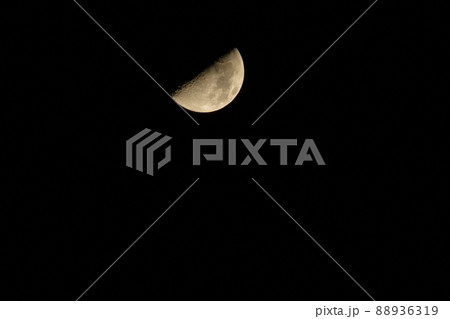 北杜市白州町、月齢7.9満ちて行く四月上弦の月（位置：中央上） 88936319