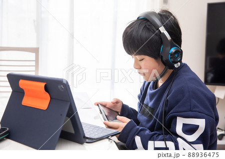 オンラインゲームをする子ども　game	 88936475