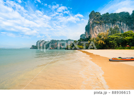 Railay Beach,beach and rocky mountain scenery in summer 88936615