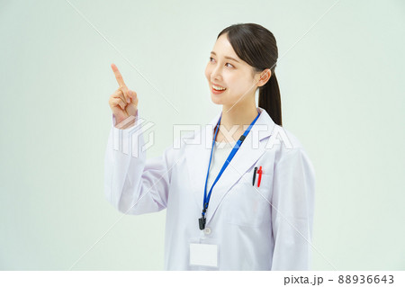 指を立てるポーズをする白衣の女性 指を立てるポーズをする白衣の女性 88936643