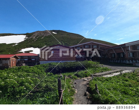 石川県の日本百名山の白山室堂ビジターセンターと御前峰 石川県の日本百名山の白山室堂ビジターセンターと御前峰 88936894