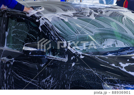 自動車の洗車をするスタッフ 88936901