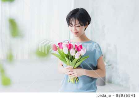 女性 チューリップ 女性 チューリップ 88936941