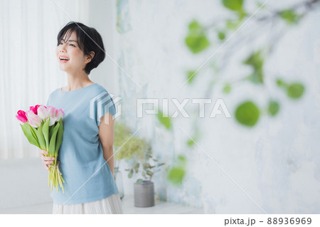 女性 チューリップ 女性 チューリップ 88936969