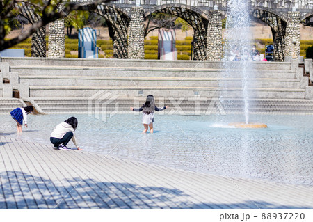 初夏の暑い日に子供の水遊びする様子 88937220