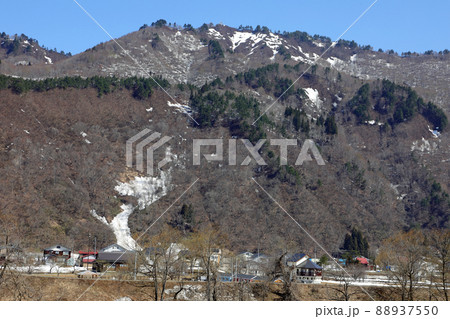 雪解けの爼倉山と山麓の集落ー亀岡橋から　福島県只見町 88937550