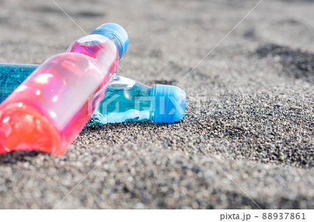 浜辺に置かれた瓶ジュース　レトロ　海 88937861