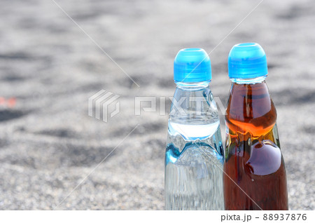 浜辺に置かれた瓶ジュース レトロ 海 浜辺に置かれた瓶ジュース レトロ 海 88937876