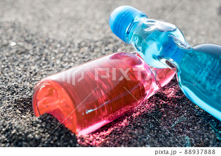 浜辺に置かれた瓶ジュース レトロ 海 浜辺に置かれた瓶ジュース レトロ 海 88937888