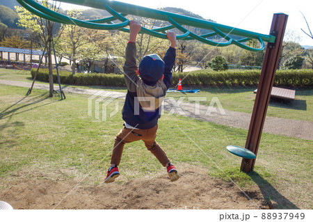 公園の変わった形の雲梯で遊ぶ男の子 公園の変わった形の雲梯で遊ぶ男の子 88937949