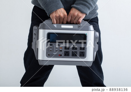 ポータブル電源を持つ男性　mobile battery	 88938136
