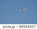 青空を飛ぶ航空機（大阪府大阪市） 88938407
